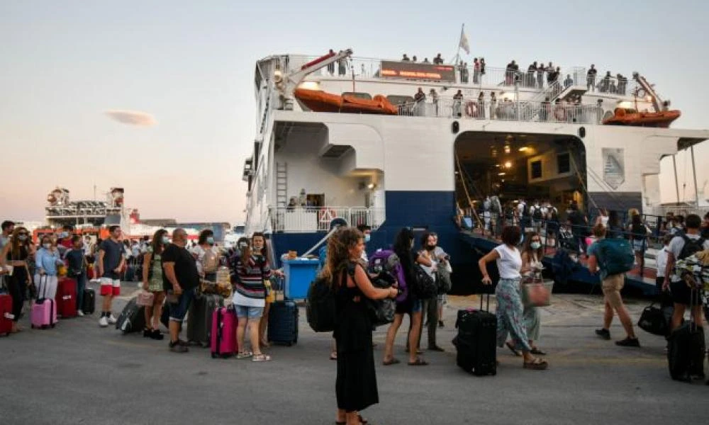 Επιστρέφουν οι αδειούχοι του Αυγούστου- Αυξημένη η κίνηση στα λιμάνια (Βίντεο)